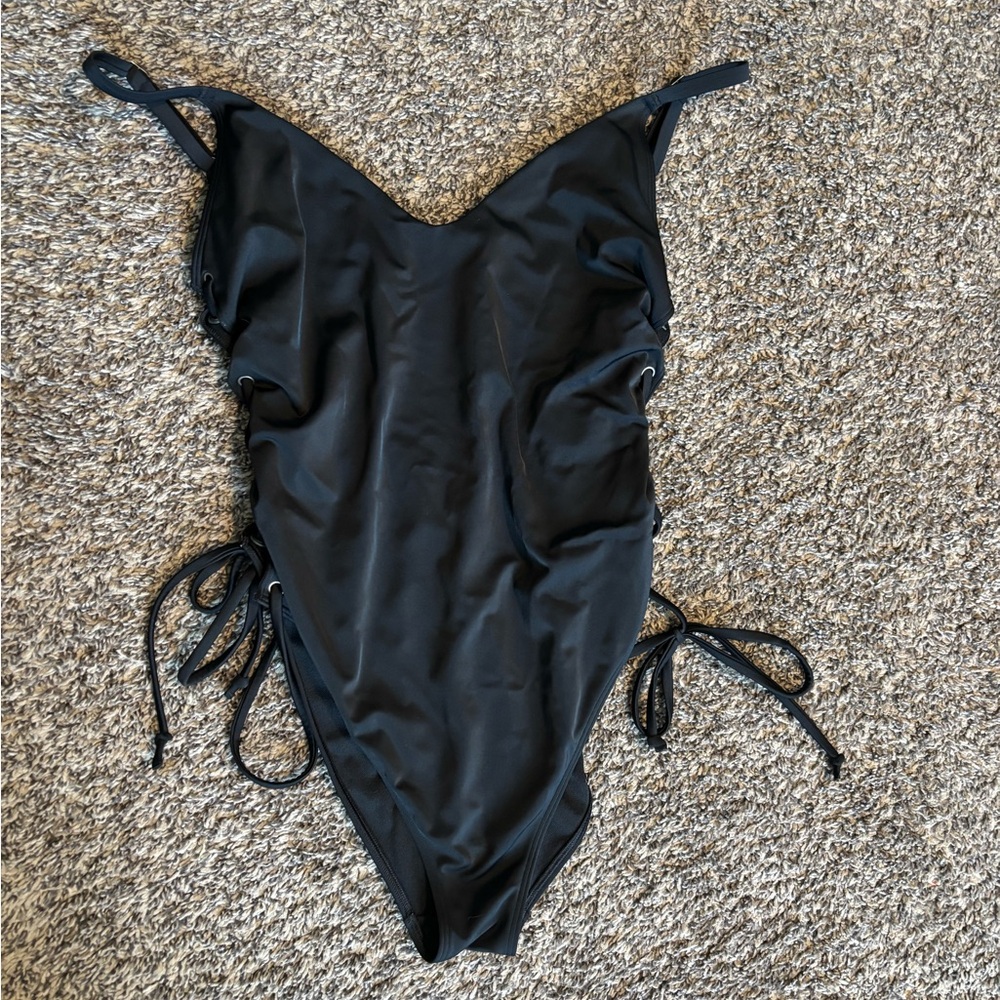 HOLLISTER ONE PIECE BATHING SUIT